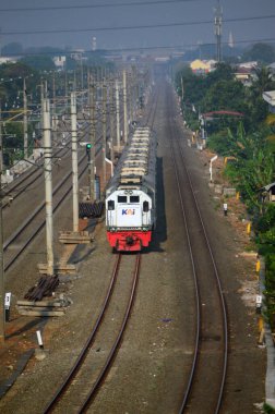 Tren öğle vakti başkente doğru gidiyordu.