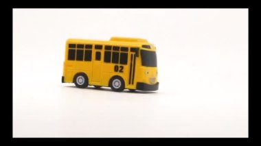 Beyaz arka planda kırmızı, mavi ve sarı renkte Tayo otobüsü çalın. Sevimli ve eğlenceli..
