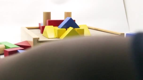 Dziecko Grać Kolorowe Drewniane Puzzle Zabawki Montowane Białym Tle — Wideo stockowe