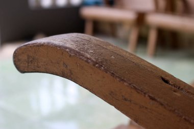 Evin terasındaki eski ahşap sandalyelerin manzarasını kapat.