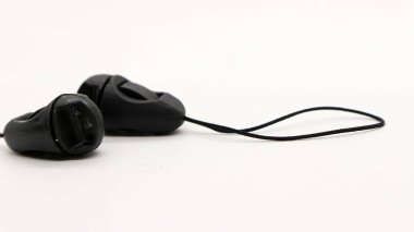 Telefon kayışı veya aksesuarlar beyaz arkaplanda izole edilmiş