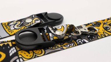 Beyaz arkaplanda izole edilmiş soğuk sarı halat.