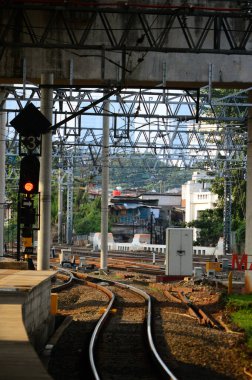 Öğleden sonra istasyondan gelen tren raylarının görüntüsü.