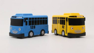 Çelişkili bir geçmişi olan Tayo oyuncak arabası. Arabalarla oynayalım.