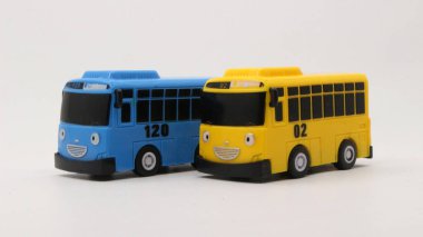 Çelişkili bir geçmişi olan Tayo oyuncak arabası. Arabalarla oynayalım.