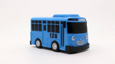 Çelişkili bir geçmişi olan Tayo oyuncak arabası. Arabalarla oynayalım.