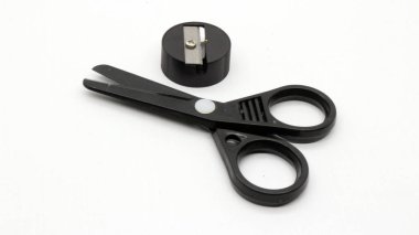 Siyah makaslı ve siyah kalemtıraşlı beyaz arka planda küçük bir boyut..