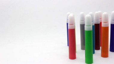 Küçük boyutta renkli işaretler, beyaz arkaplan.