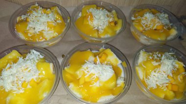 Ekmek, mango ve peynirden yapılmış tatlı. Çok lezzetli görünüyor ve herkesin yemek istemesini sağlıyor..