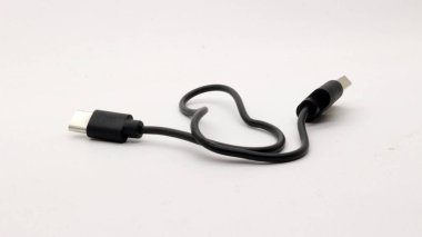 C tipi veri kablosu siyah, beyaz arkaplan. Sıradan veri kablolarından sonraki en yeni teknoloji.