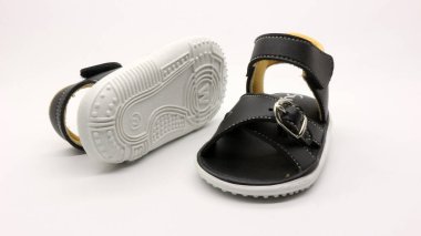 Güzel siyah bebek ayakkabıları, beyaz arka plan..