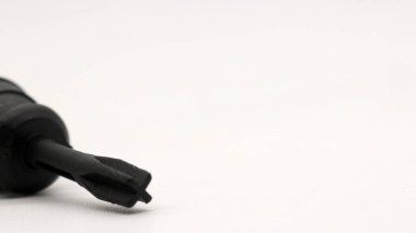 Siyah tornavida şeklinde, gerçek boyutundan küçük bir çocuk oyuncağı..