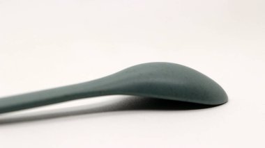 Küçük plastik kaşık, özellikle bebekler için. Şirin bir tasarımla, yani sonunda balık ve yeşil kaşık şeklinde.,