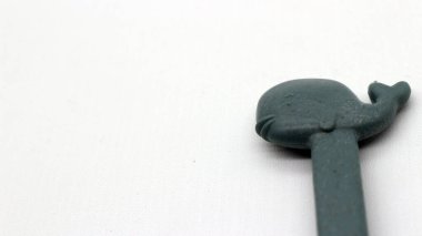 Küçük plastik kaşık, özellikle bebekler için. Şirin bir tasarımla, yani sonunda balık ve yeşil kaşık şeklinde.,