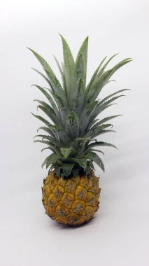 Beyaz arka planda izole edilmiş taze ananas meyvesi.