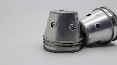 Beyaz arka planda izole edilmiş geleneksel alüminyum pasta kalıbı