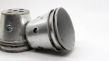 Beyaz arka planda izole edilmiş geleneksel alüminyum pasta kalıbı