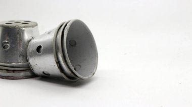 Beyaz arka planda izole edilmiş geleneksel alüminyum pasta kalıbı