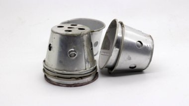 Beyaz arka planda izole edilmiş geleneksel alüminyum pasta kalıbı