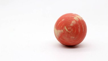 Beyaz zemin üzerinde geleneksel Endonezya oyuncak bekel topu izole