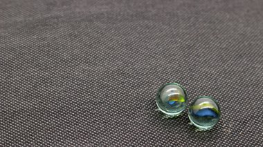 Siyah arkaplanda izole edilmiş mermer oyuncak