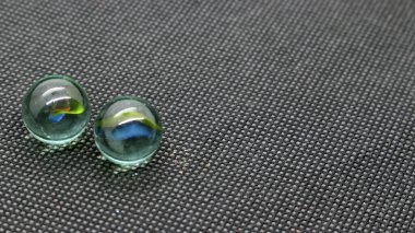 Siyah arkaplanda izole edilmiş mermer oyuncak