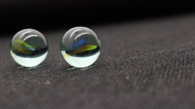 Siyah arkaplanda izole edilmiş mermer oyuncak