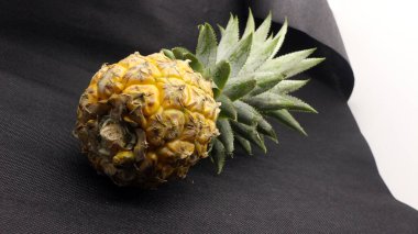 Siyah arka planda izole edilmiş taze ananas meyvesi.