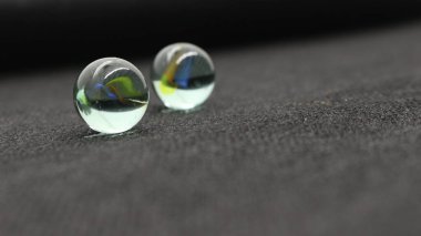 Siyah arkaplanda izole edilmiş mermer oyuncak