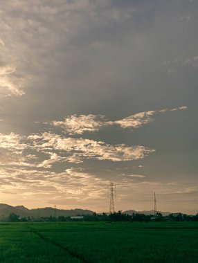 Öğleden sonra bulutların ve gökyüzünün güzel manzarası ve arka planda bir tepe.