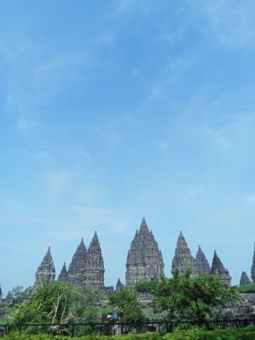 Parlak mavi bulutlu Prambanan tapınağı manzarası