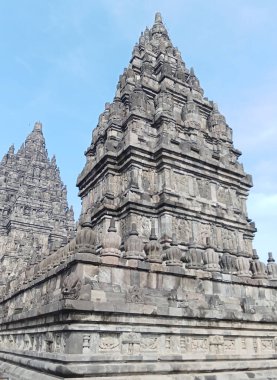 Parlak mavi bulutlu Prambanan tapınağı manzarası