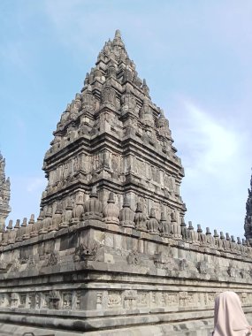 Parlak mavi bulutlu Prambanan tapınağı manzarası