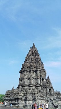 Parlak mavi bulutlu Prambanan tapınağı manzarası