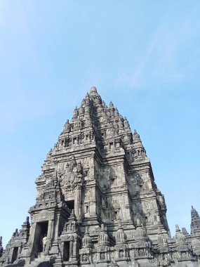 Parlak mavi bulutlu Prambanan tapınağı manzarası