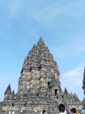 Parlak mavi bulutlu Prambanan tapınağı manzarası