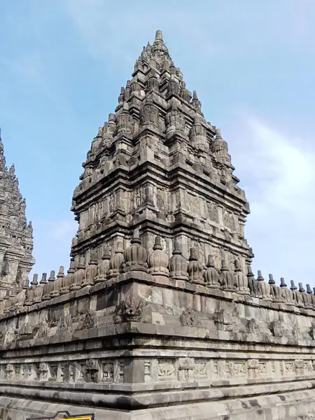 Parlak mavi bulutlu Prambanan tapınağı manzarası