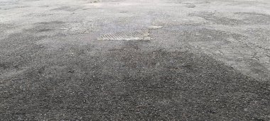 Düz olmayan desenli gri asfalt yol