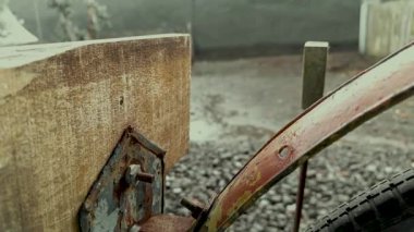 Evin önündeki çiseleyen yağmurun manzarası kayalarla süslenmiş, tekerleklerin görüntüsüyle birleşti..