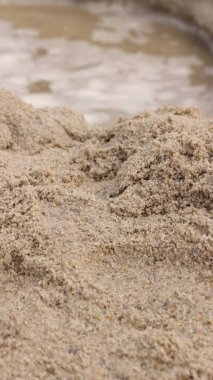 Kumsaldaki kum ve dalgaların sesi, Ancol sahilindeki doğal ve güzel manzara.