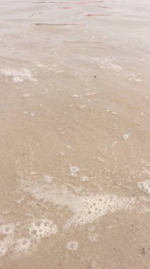 Kumsaldaki kum ve dalgaların sesi, Ancol sahilindeki doğal ve güzel manzara.