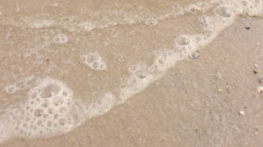 Kumsaldaki kum ve dalgaların sesi, Ancol sahilindeki doğal ve güzel manzara.