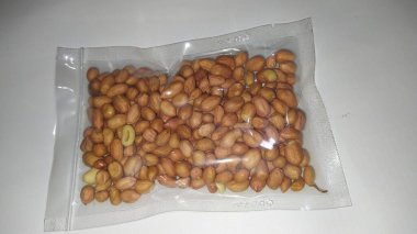 Plastik pakette taze fıstık satılmaya hazır.