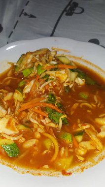 Endonezya Baharatlı Rujak tabakta