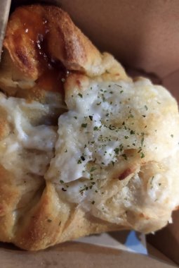 Çeşitli malzemelerle enfes fırının manzarasını kapat.