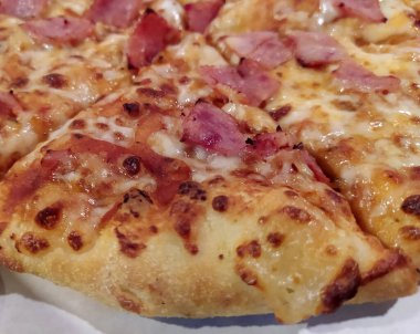 Çeşitli malzemelerle lezzetli pizzanın yakın görüntüsü