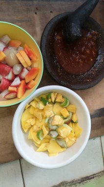 Biber soslu Endonezya Rujak meyvesi yenmeye hazır.