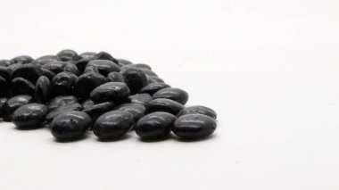 Çikolata aromalı cips, çikolata aromalı yiyecek ve içecek malzemesi. Yuvarlak şekilli ve siyah ya da kahverengi.