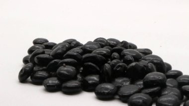 Çikolata aromalı cips, çikolata aromalı yiyecek ve içecek malzemesi. Yuvarlak şekilli ve siyah ya da kahverengi.