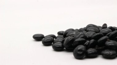 Çikolata aromalı cips, çikolata aromalı yiyecek ve içecek malzemesi. Yuvarlak şekilli ve siyah ya da kahverengi.